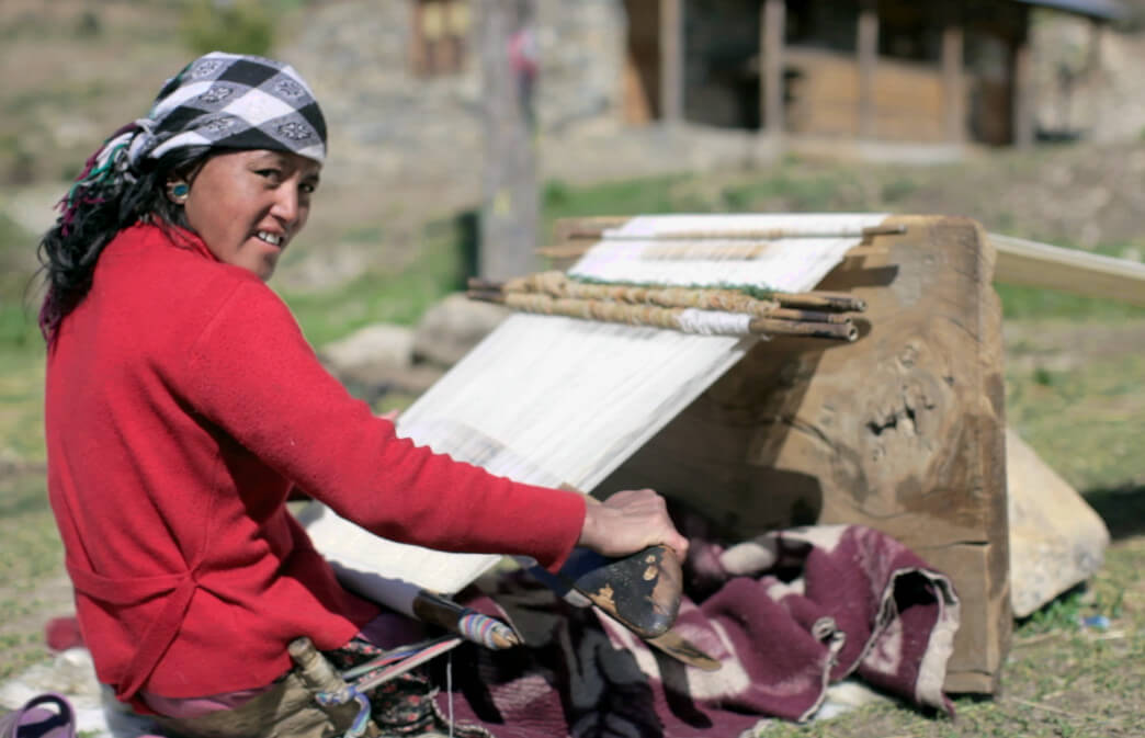 femme utilisant un métier à tisser au Népal